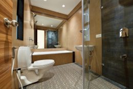 Master bathroom (1)